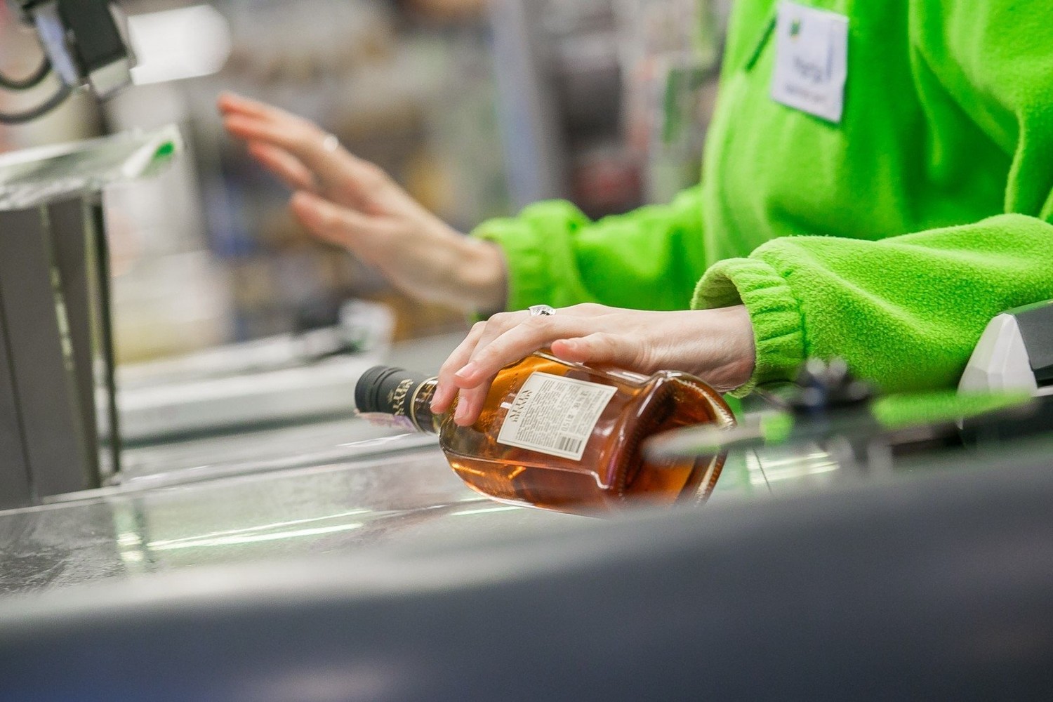 В Рыбном осудили продавца которая неоднократно продавала алкоголь несовершеннолетним
