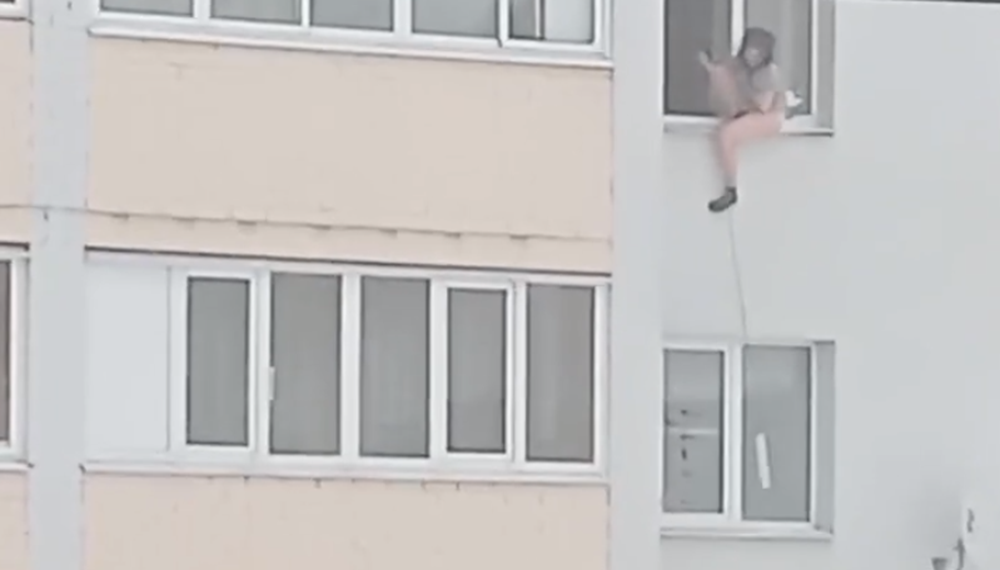 В Рыбном спасли девушку которая пыталась спуститься с 3 этажа по удлинителю. Видео
