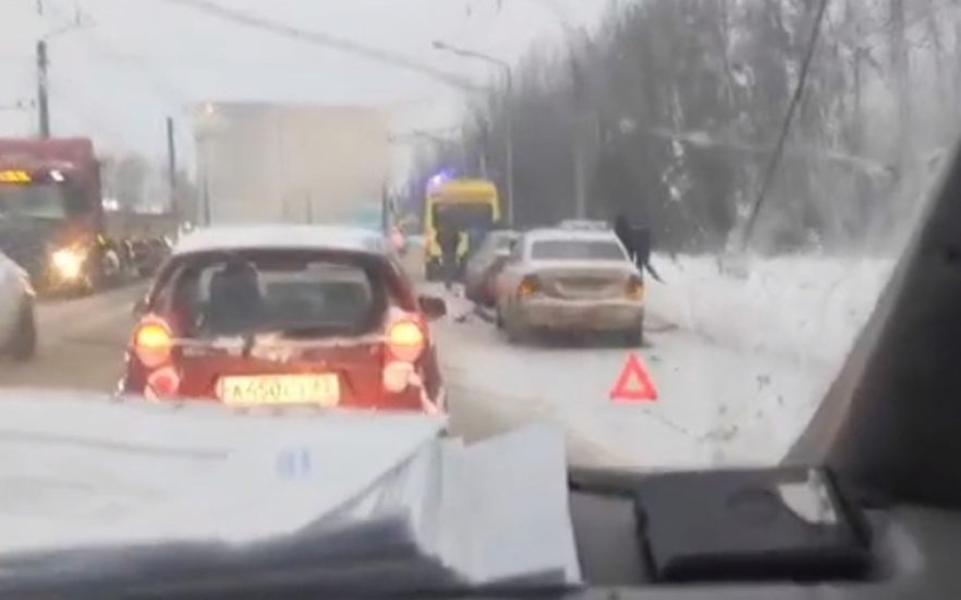 Около Дягилевского поста столкнулись четыре автомобиля. Видео