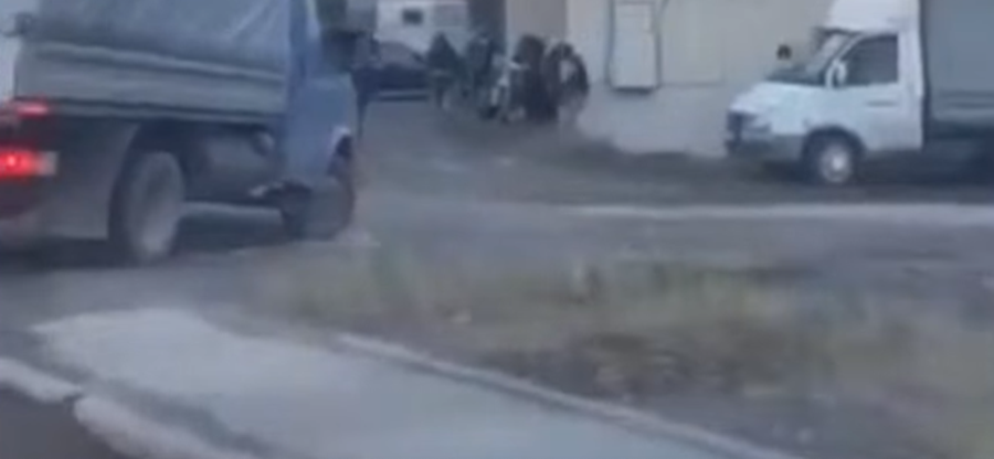 Группу мужчин в Рыбном задержал вооруженный ОМОН. Видео
