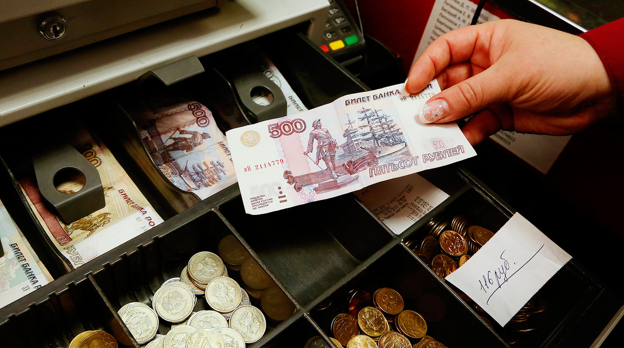 В Рыбном 40-летняя женщина похитила деньги и телефон из магазина