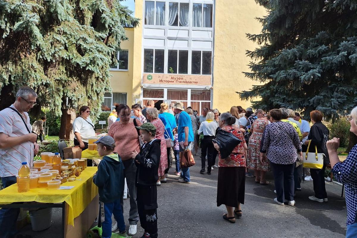 В Рыбном прошел праздник меда «Медуница»