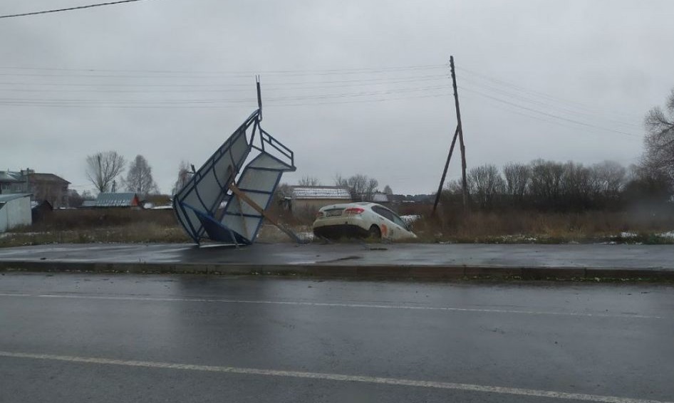 В Алешне водитель на каршеринге снес остановку