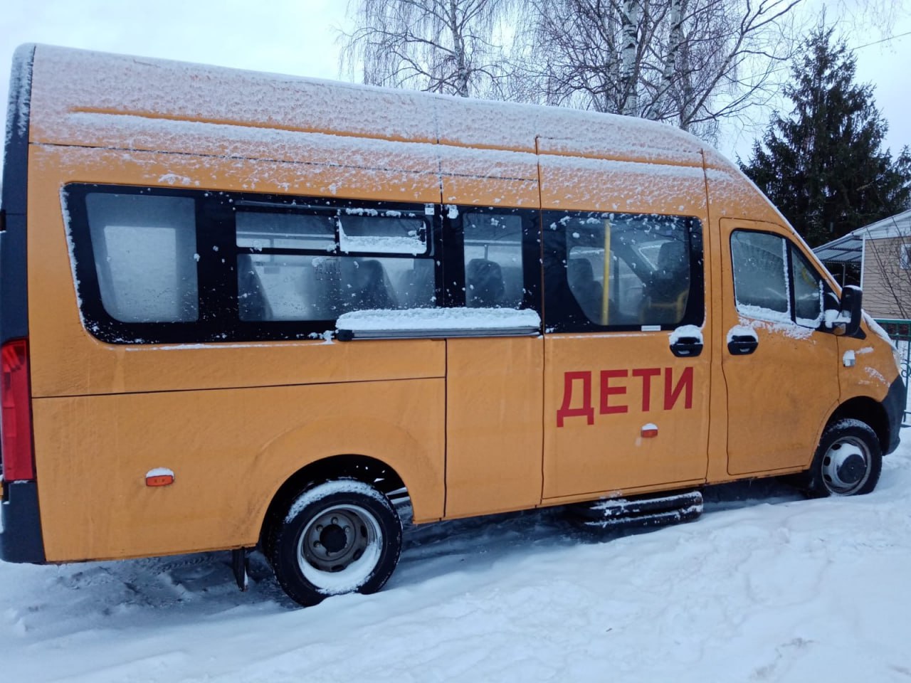 В пионерской школе Рыбновского района новый микроавтобус для школьников