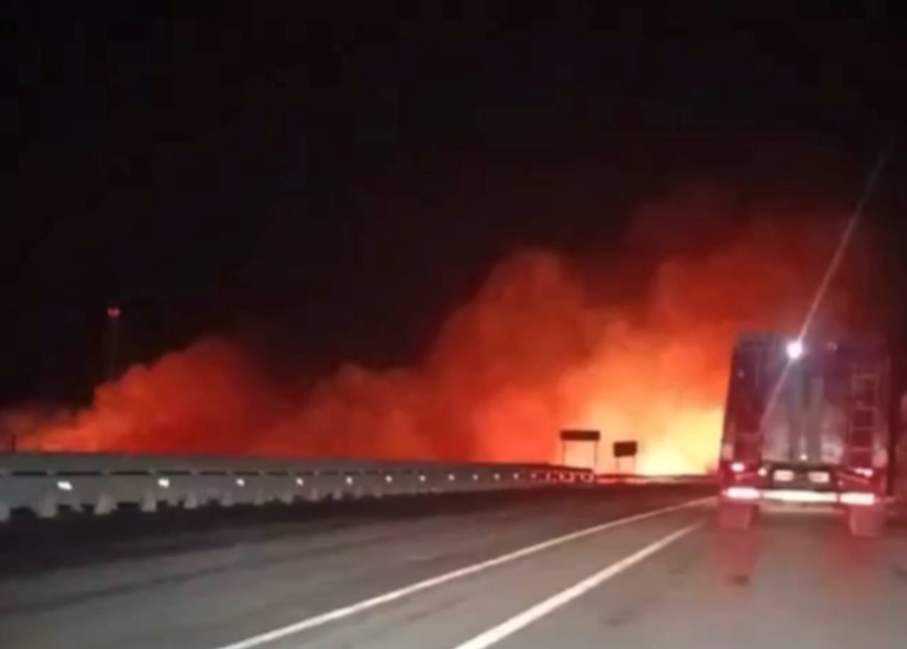 У д. Высокое серьезный пожар вдоль трассы М5. Видео
