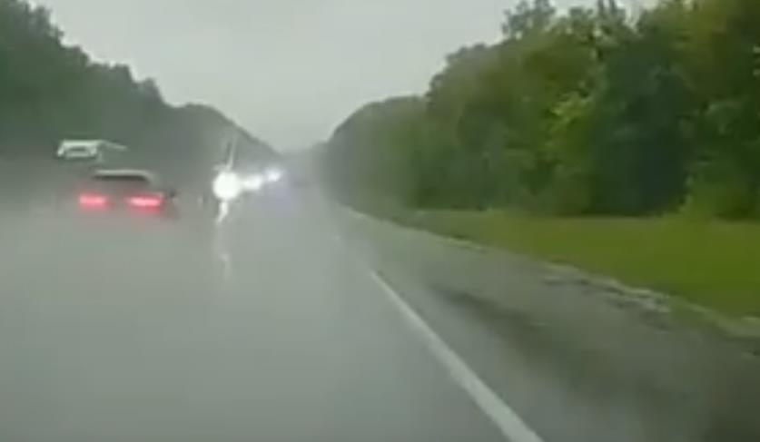 На М5 чудом не перевернулась машина. Видео
