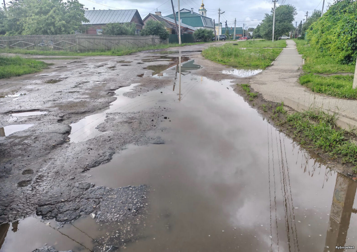 Жители ул. Полевой уже несколько лет ждут ремонта дороги в г. Рыбное. И.о. Главы Администрации Бикмаев пообещал начать ремонт в 2025 году