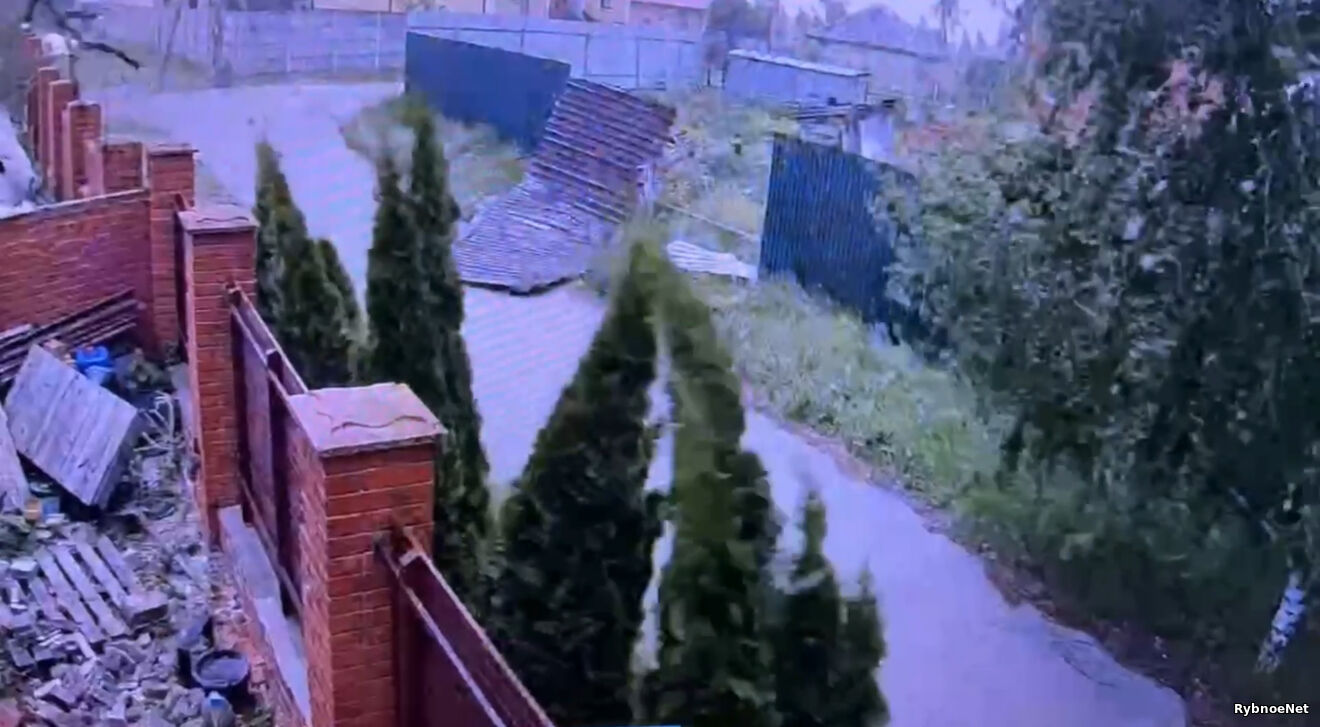 Ураган 7 июня в Есенинской Руси Рыбновского района попал на видео жителей