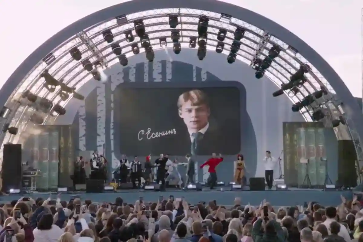 Масштабный праздник в Константинове: тысячи гостей, выступления Безрукова и Пелагеи и километровые пробки