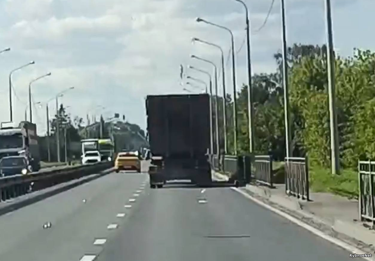 «Веселый» мусоровоз был замечен на дороге Рыбновского района. Видео