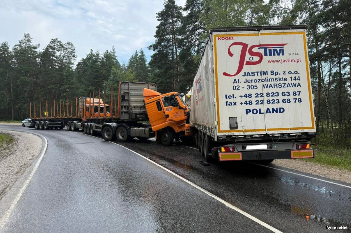 В Рыбновском районе столкнулись три грузовика