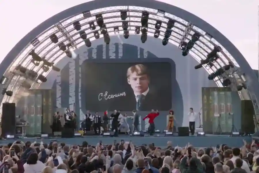 Масштабный праздник в Константинове: тысячи гостей, выступления Безрукова и Пелагеи и километровые пробки