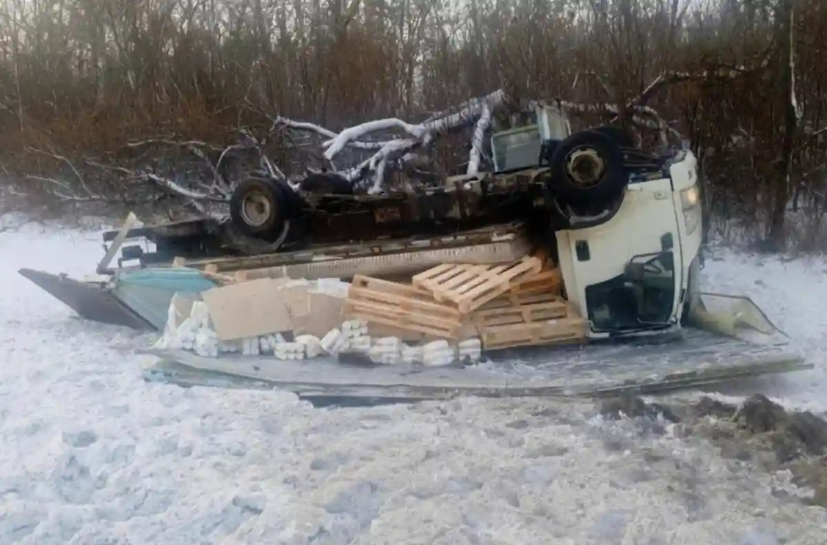 В Рыбном на трассе М-5 перевернулся грузовик с молочной продукцией