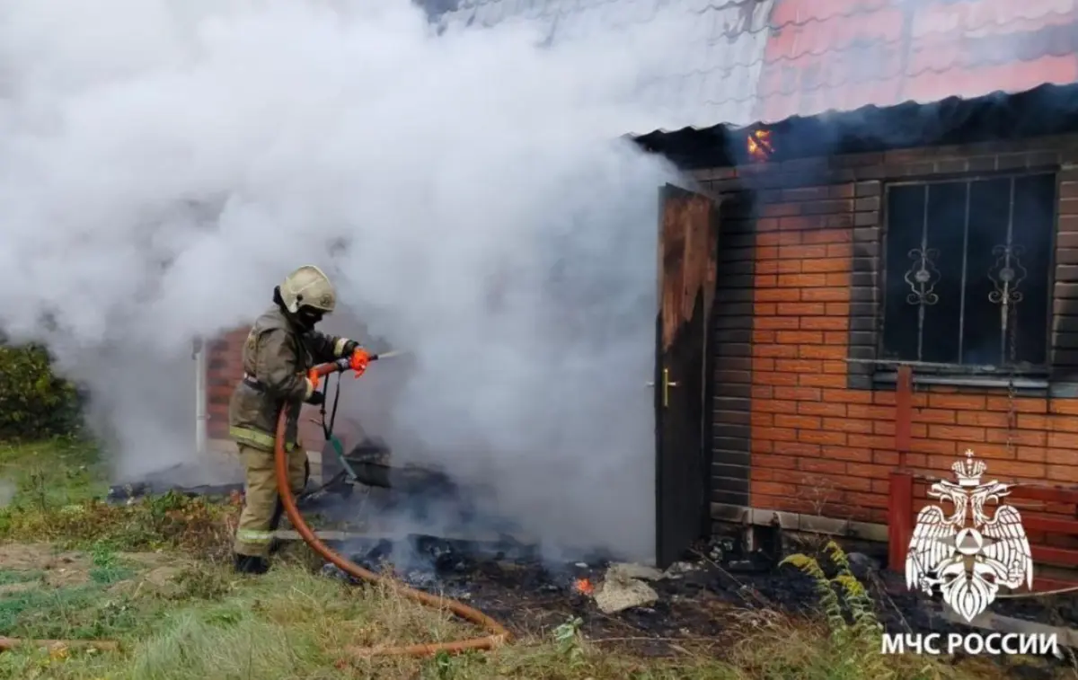 Пожар в Рыбном: ночью загорелся жилой дом