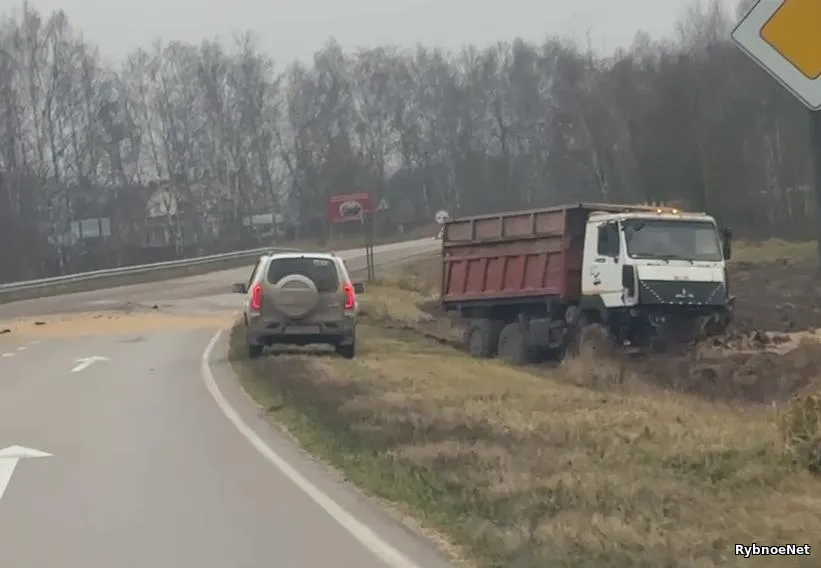 На трассе у Раменок жёсткое столкновение КамАЗа и «семёрки»