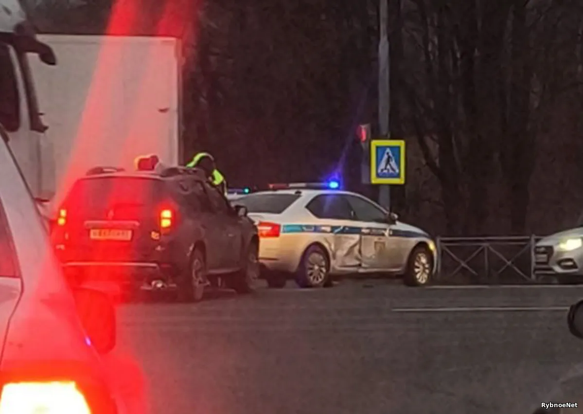 Авария с участием машины ДПС произошла на светофоре трассы М-5 в Рыбном