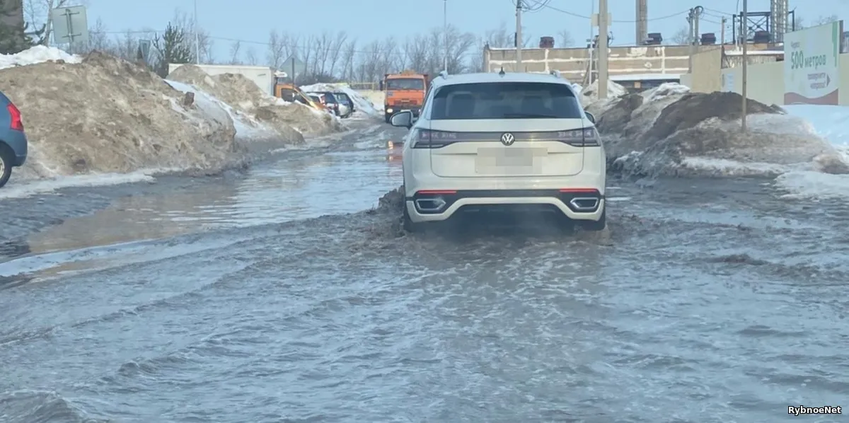 В Рыбном после оттепели город «поплыл»: жители жалуются на лужи и рыхлые тротуары
