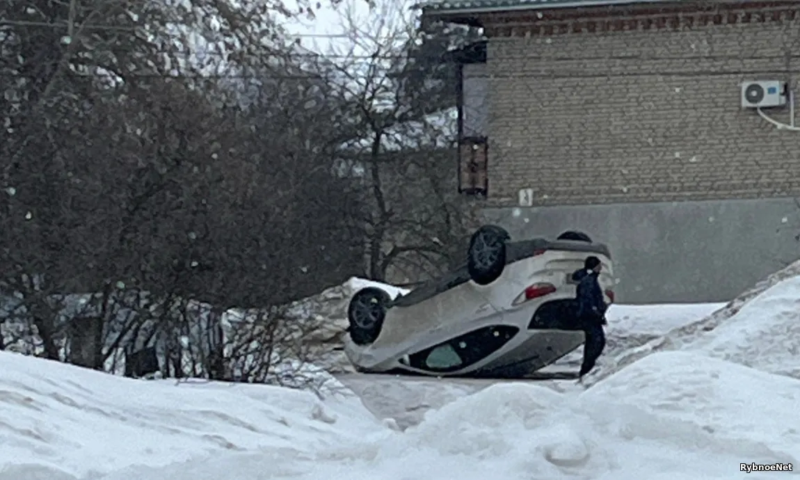 В Рыбном на улице Прогресса перевернулся автомобиль