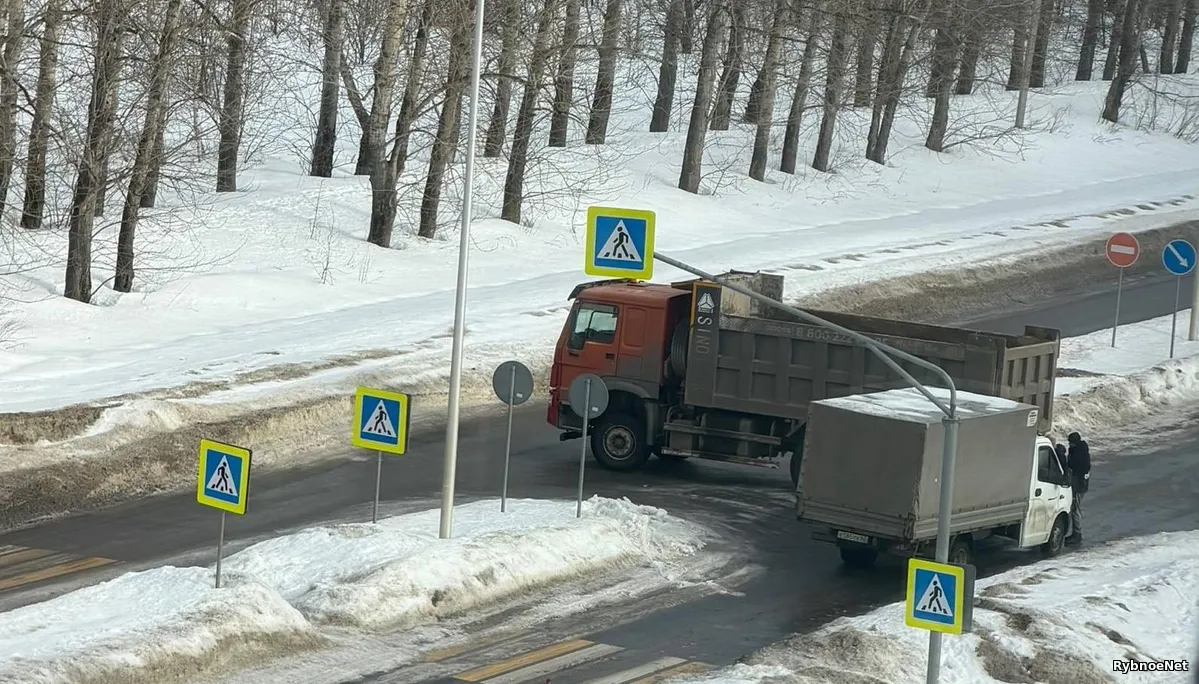 ДТП с фурой и «Газелью» произошло утром на перекрёстке Макаренко и Перспективной