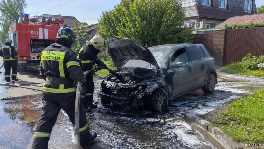 В Рыбном за сутки потушили загоревшийся автомобиль