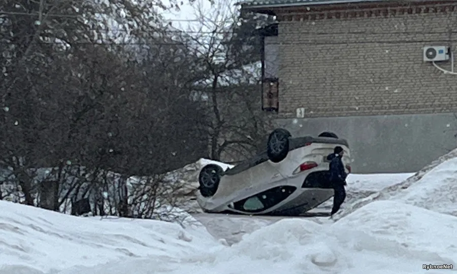 В Рыбном на улице Прогресса перевернулся автомобиль